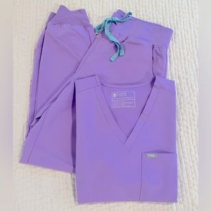 Figs scrubs. Zamora high waisted M/Catarina one pocket M. Color: Lilac dawn